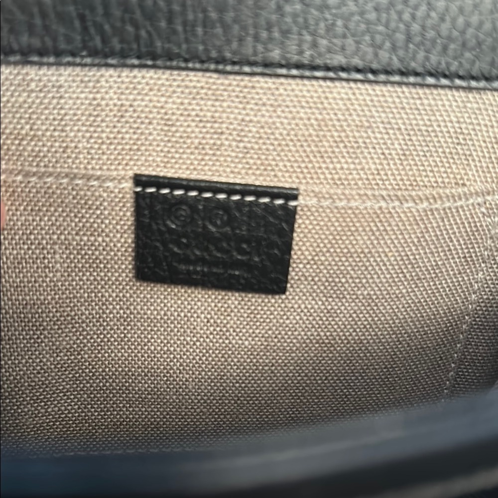 Gucci Black Crossbody Bag with Chain Strap and Iconic Logo - Picture 4 of 12
